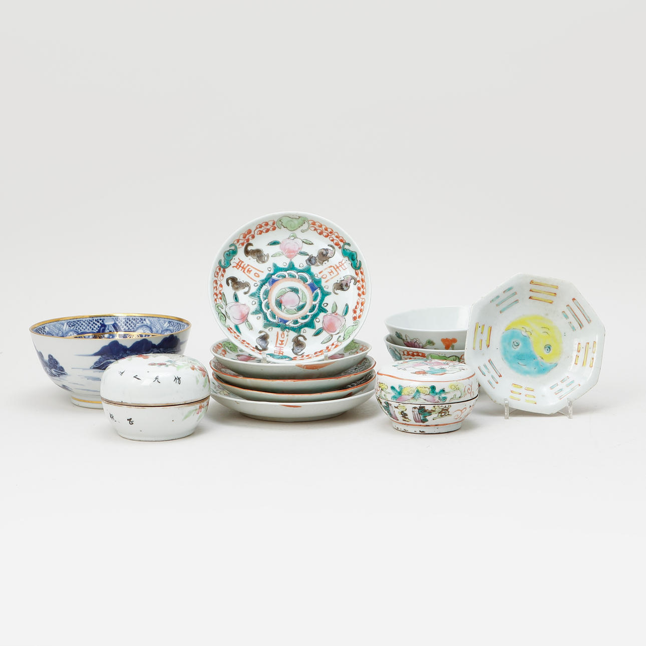 A set of 11 porcelain objects, China, 18th/20th century.
