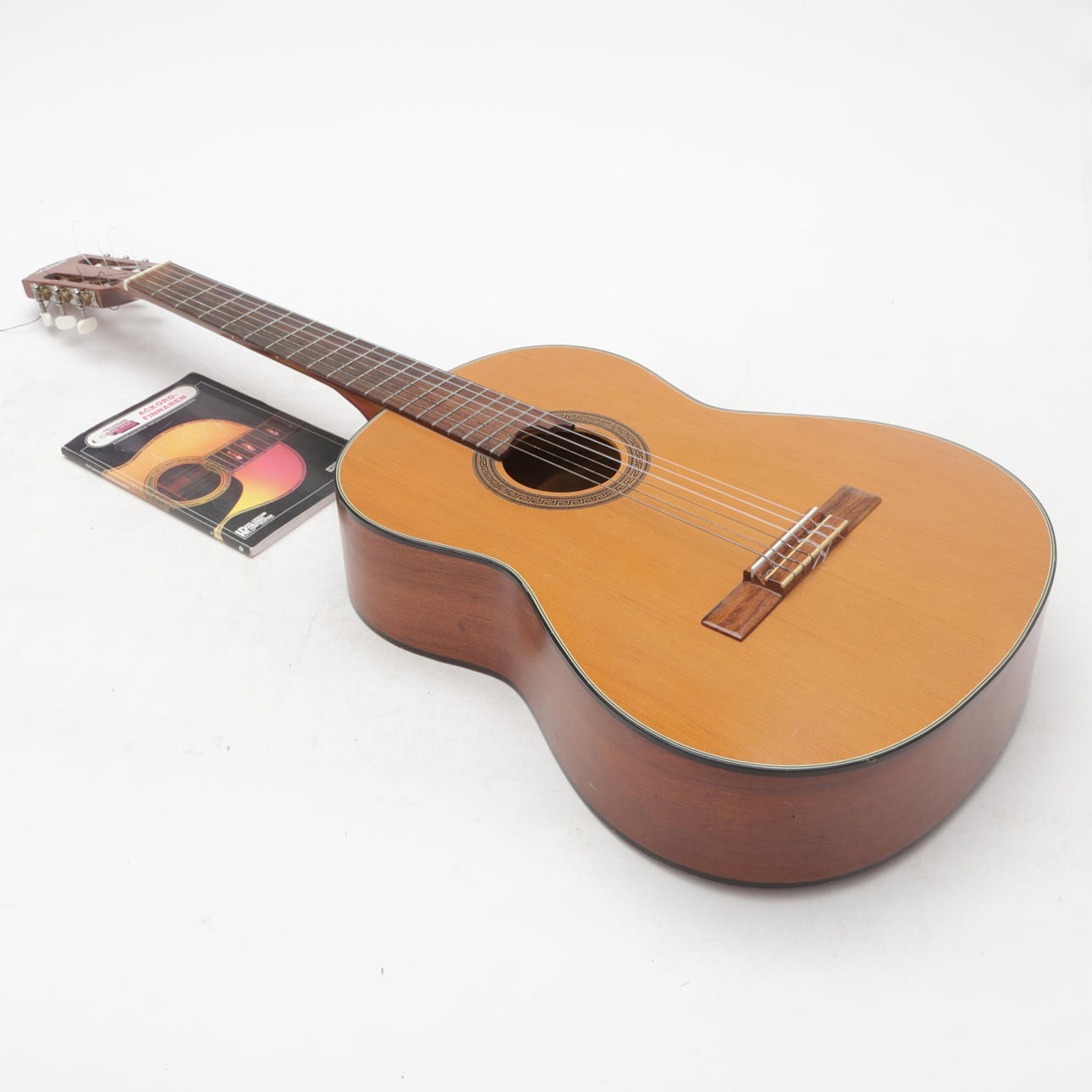 EINE AKUSTIKGITARRE, Lundqvist, im Koffer.