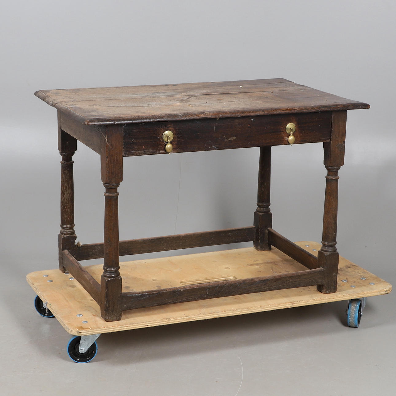 AN 18TH CENTURY OAK SIDE TABLE.