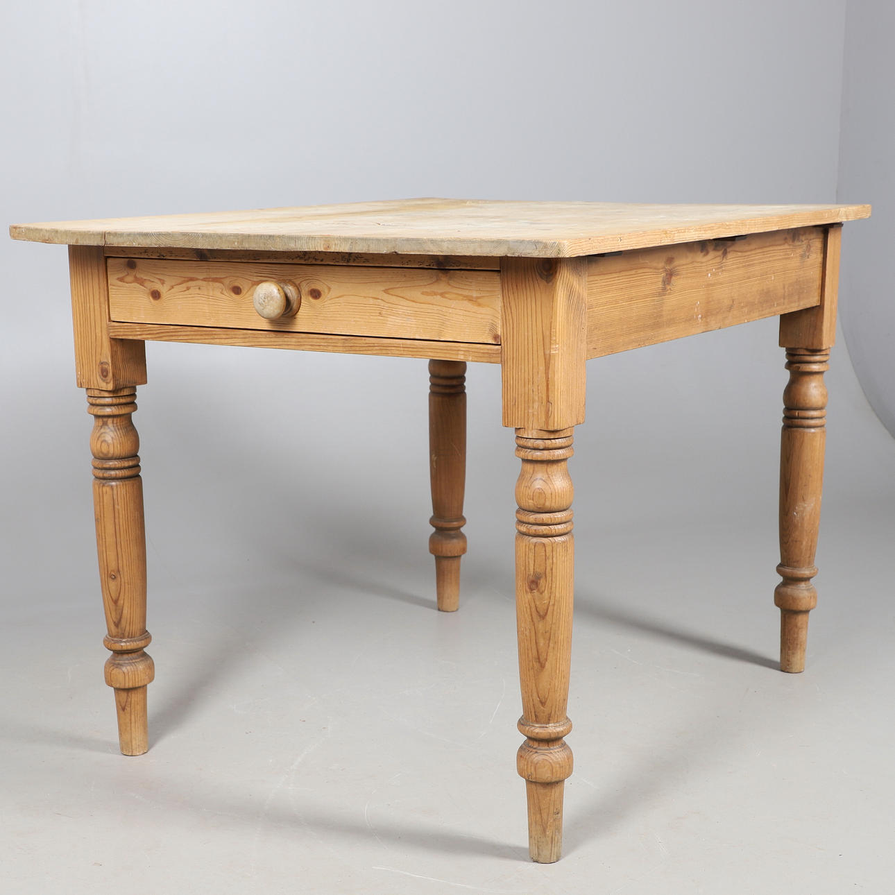 UNA MESA RÚSTICA DE PINO.