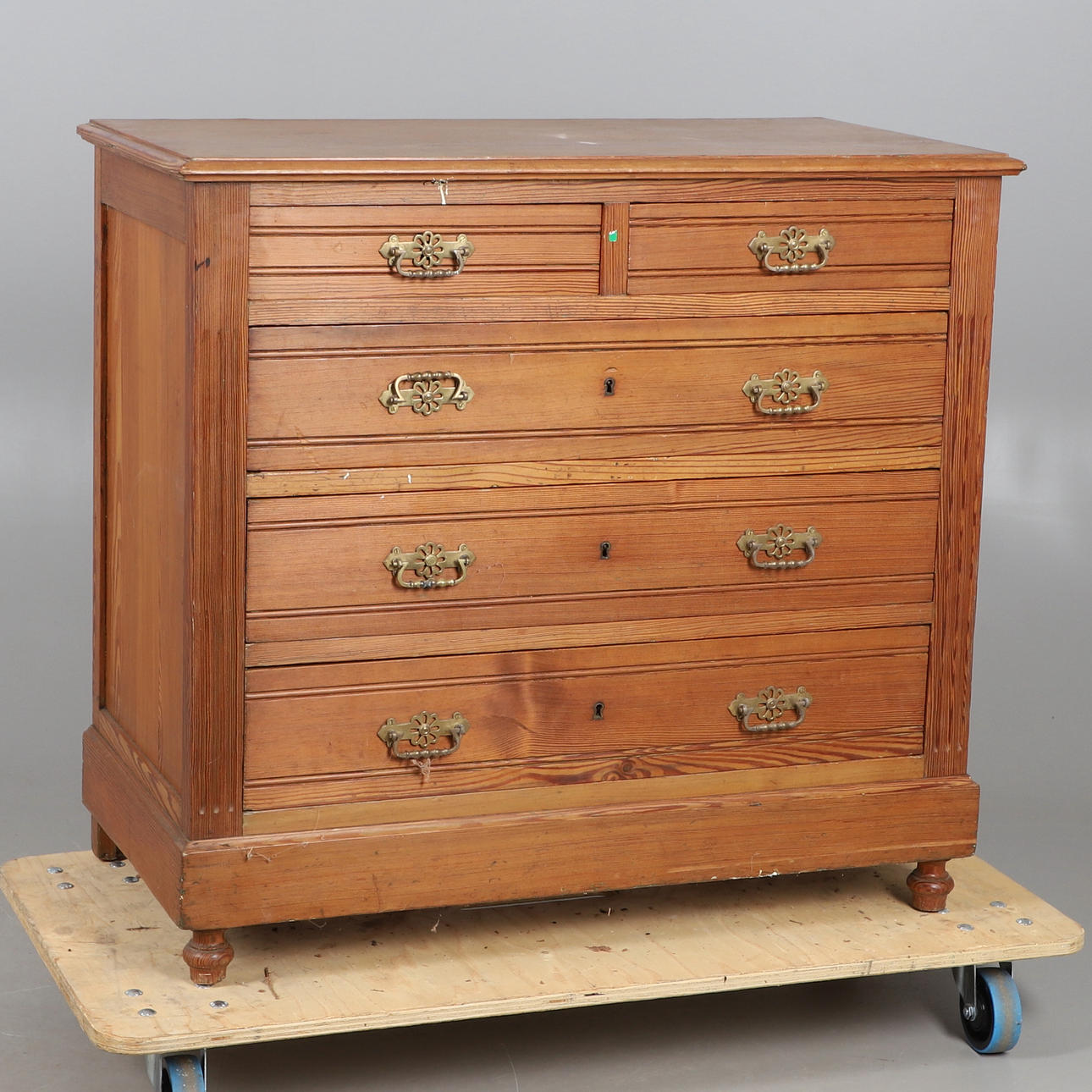 EINE VIKTORIANISCHE KOMMODE AUS PECHKIEFERNHOLZ.