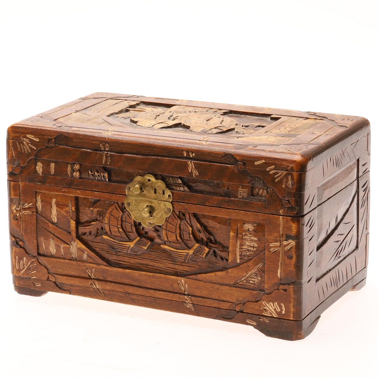 Eine geschnitzte Holzkiste aus dem 20. Jahrhundert.