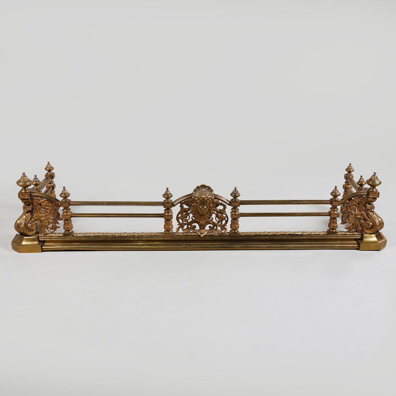 A VICTORIAN CAST BRASS FIRE FENDER.