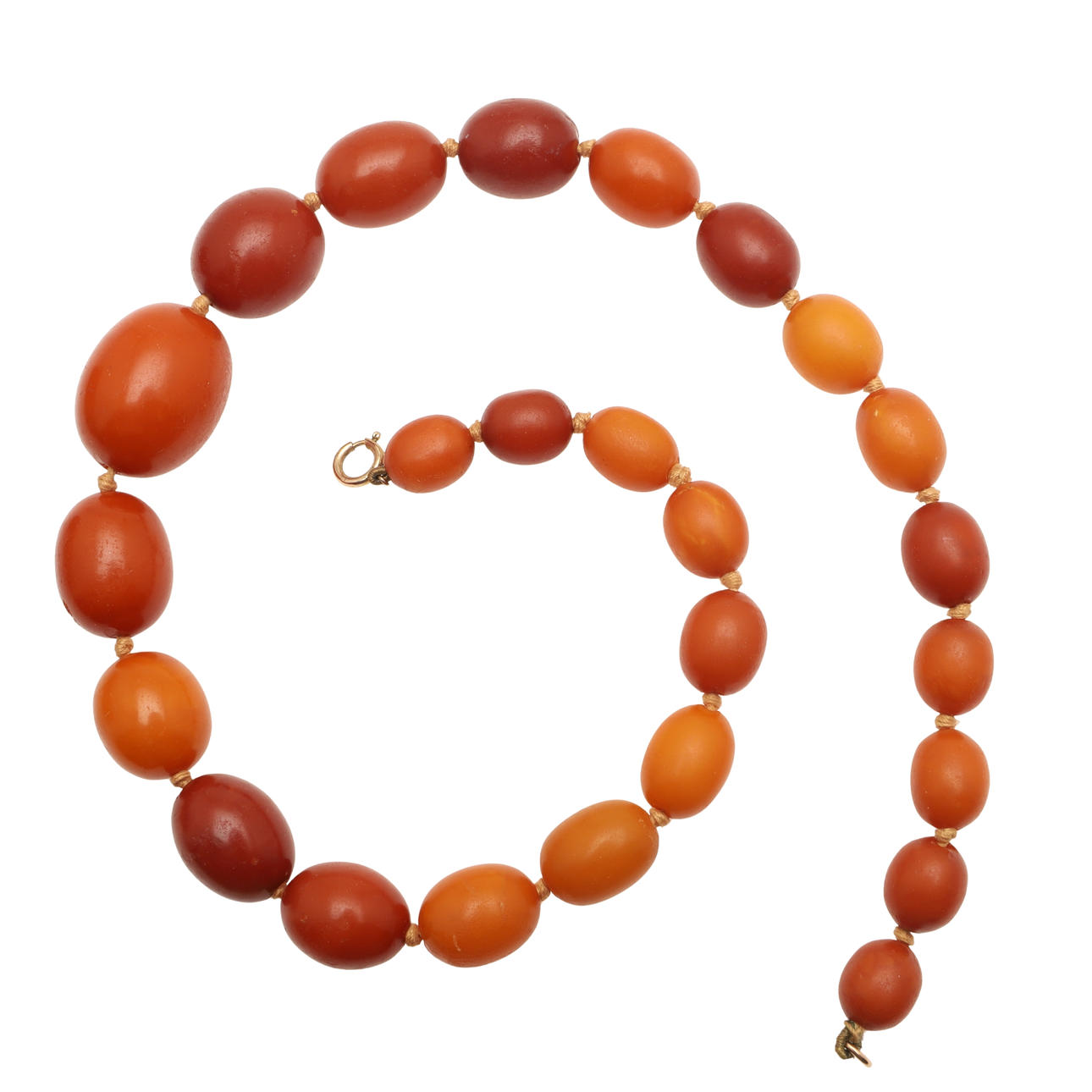 A VINTAGE AMBER NECKLACE.
