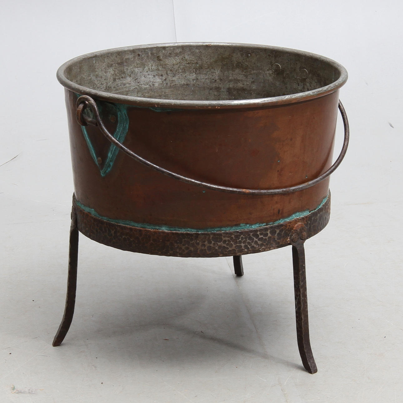 KOPPARHINK, på benställning, 1800-tal.