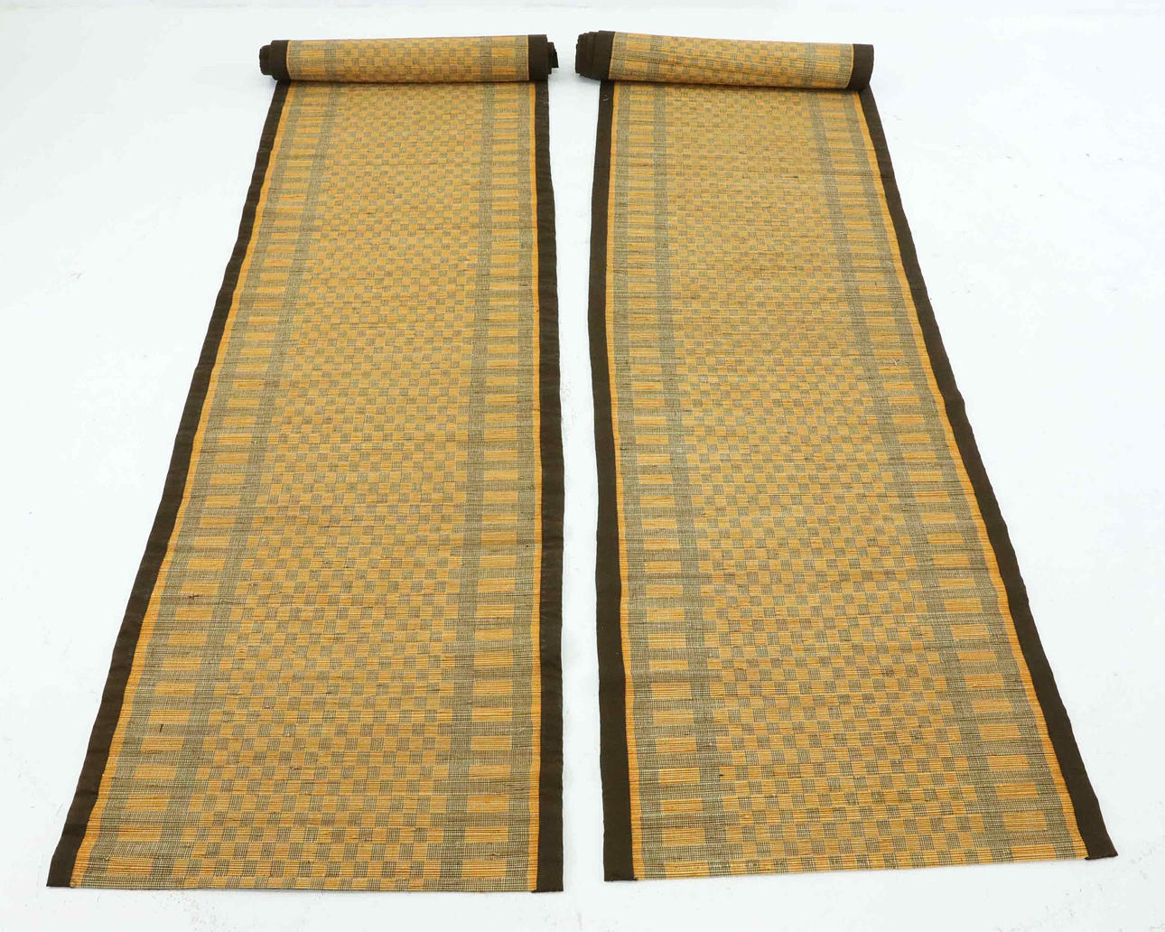 Et par kurvvævede tæpper, bomuld, halm, 20. århundrede.
