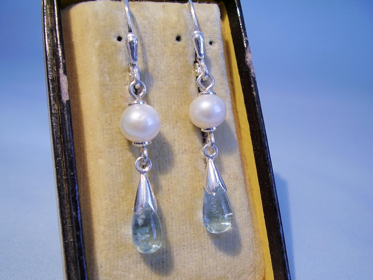 ÖRHÄNGEN, akvamarin och odlade akoya pärlor samt silver 925, handgjorda.