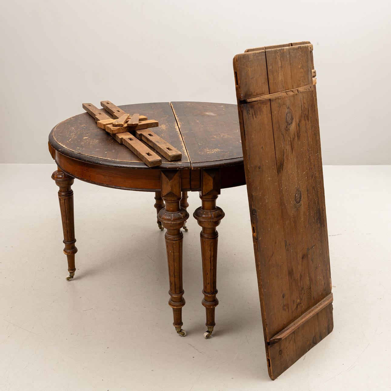 A two-piece dining table and 2 insert plates, Neo-Renaissance, second half of the 19th century.