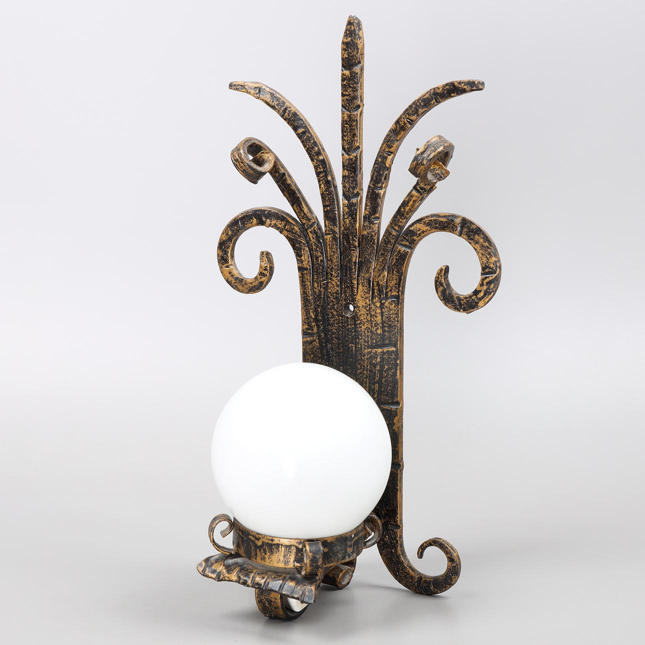 Væglampe, smedet/glas, 20. århundrede.