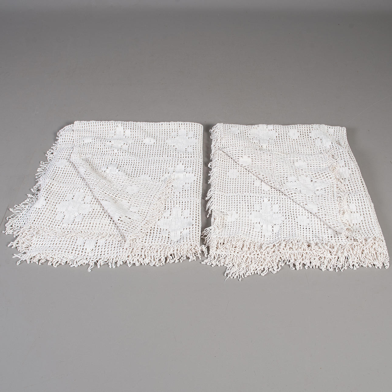 Ein Paar handgehäkelte Bettdecken, Mitte des 20. Jahrhunderts.