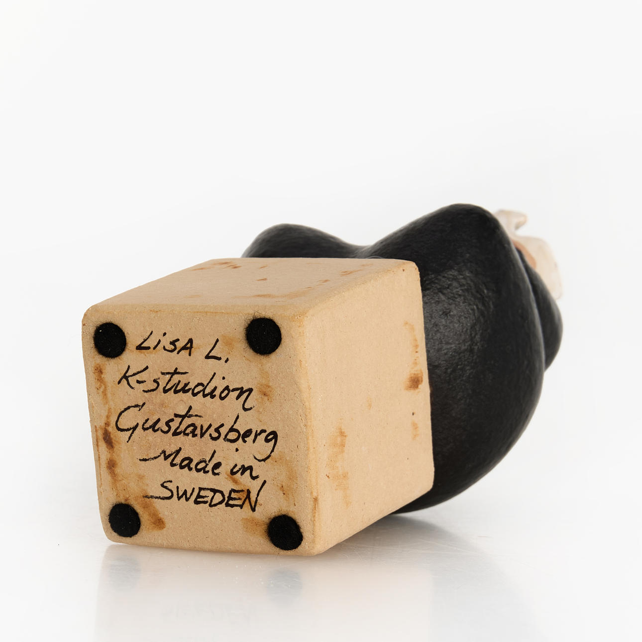 Lisa Larson ◇ Lock med man i hatt Skulptur, Lisa Larson (f. 1931), Sverige. Sittande man med