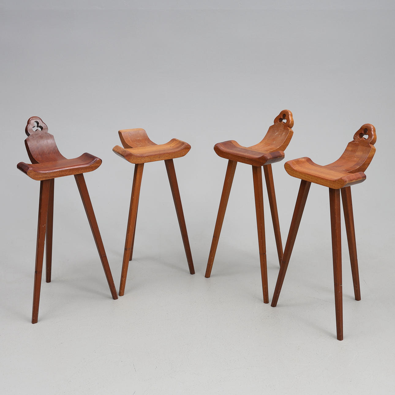 4 TABURETES DE BAR, de madera lacada. siglo XX.