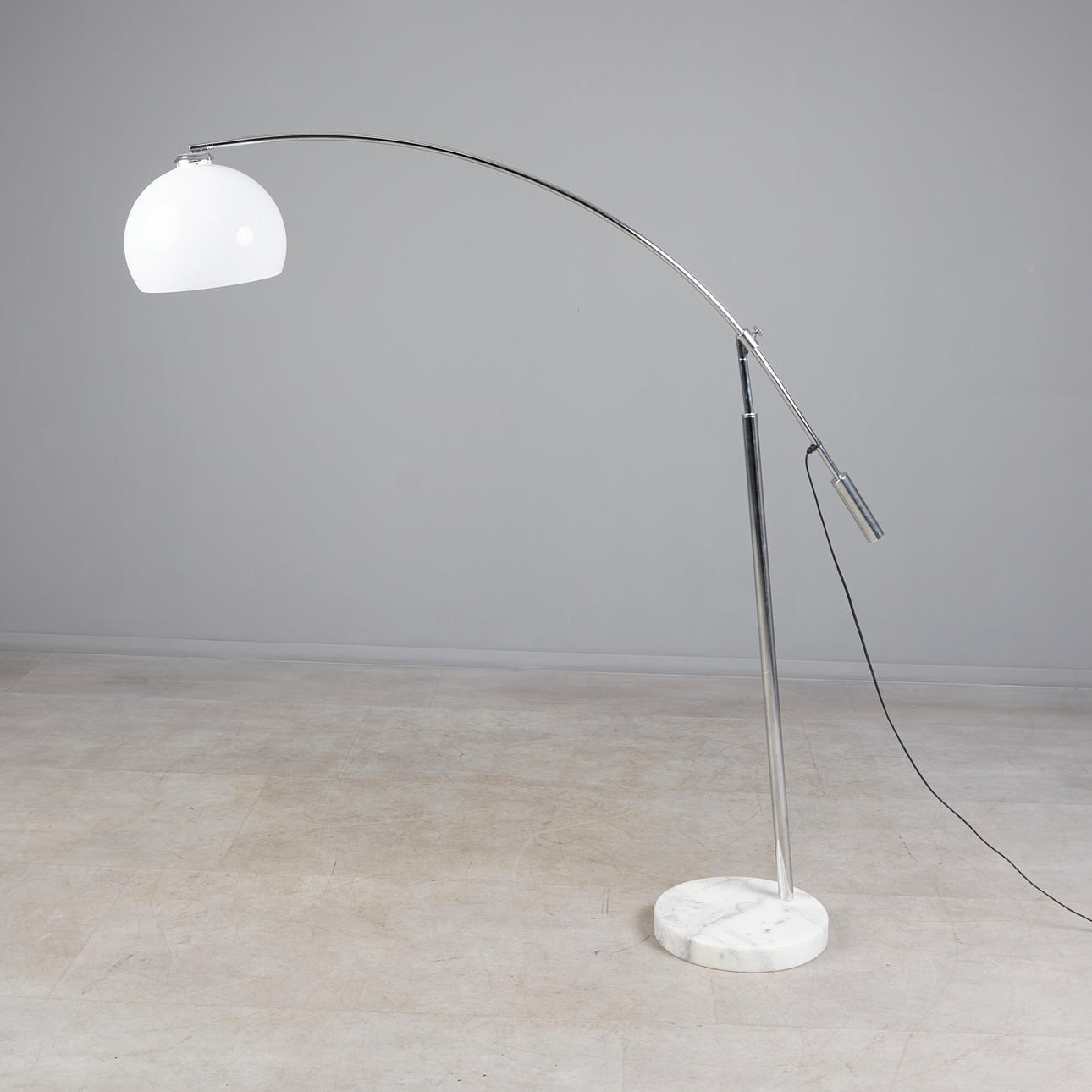 Gulvlampe/lysbuelampe, marmor, stålrør, forkromet, plast.