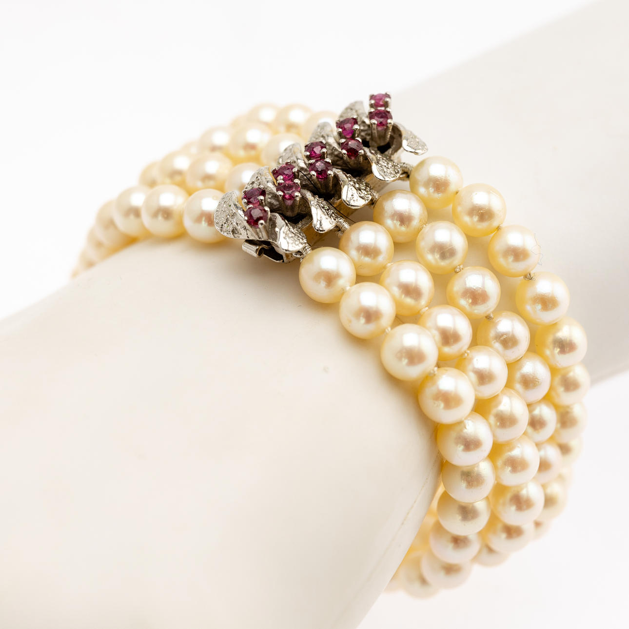 4-reihige Perlenarmband mit 585er Weißgold-Verschluss.