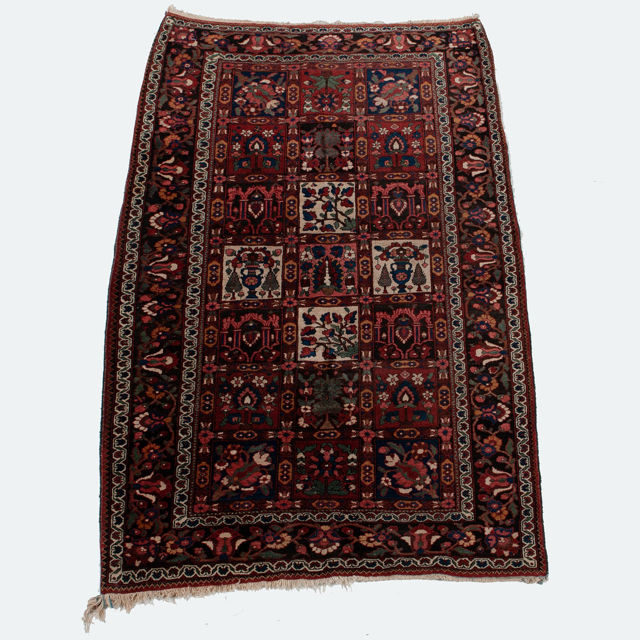 HANDKNOTTED CARPET, Bakhtiari, 210 x 135 cm.