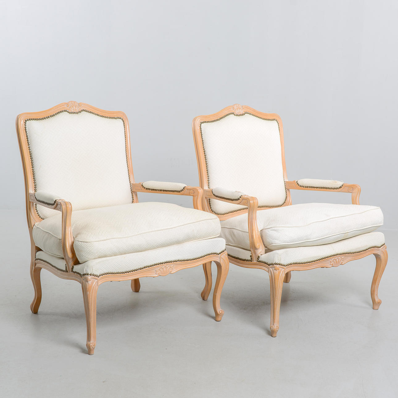 Un par de sillones de estilo rococó, siglo XX.