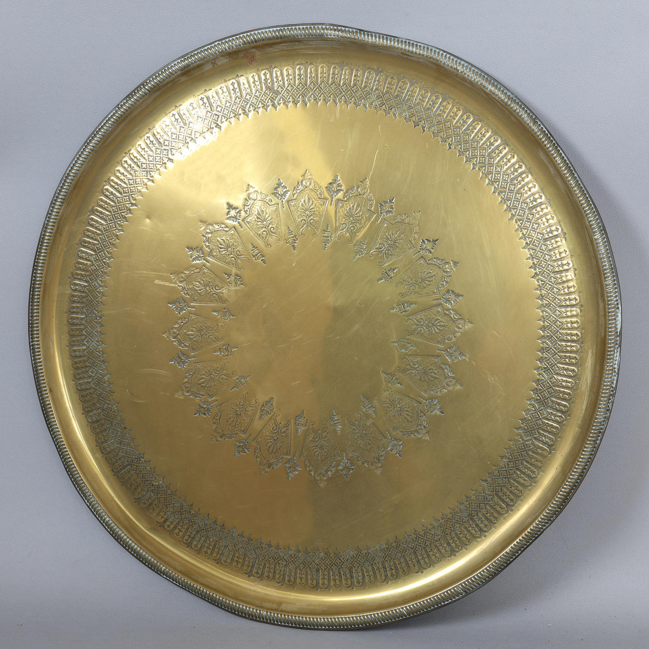 ISO INTIALAINEN MESSINKINEN BENARES-TARJOTIN.