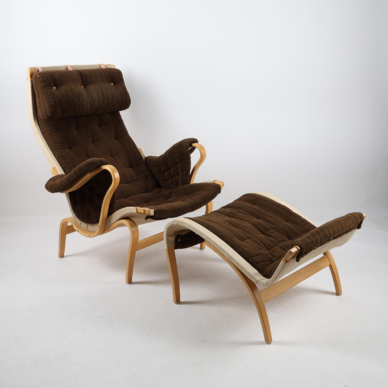 BRUNO MATHSSON. Sillón con reposapiés, «Pernilla», DUX.
