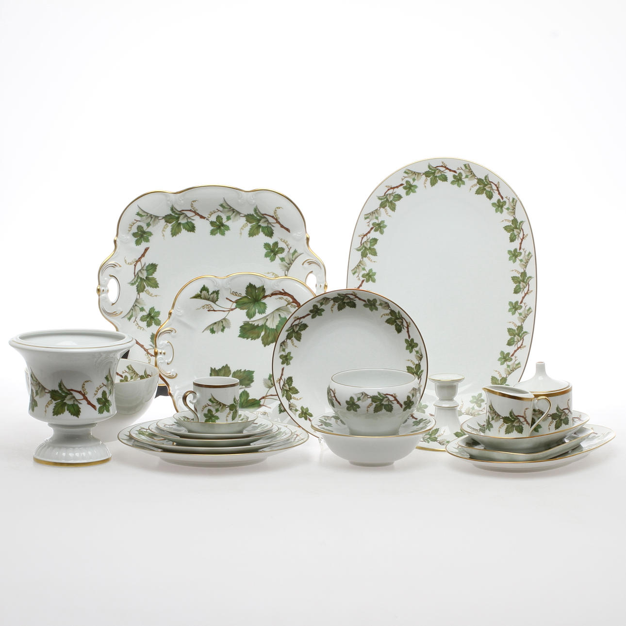 SERVISDELAR, 96 delar, porslin, "Vinranka", Hackefors, 1900-tal.