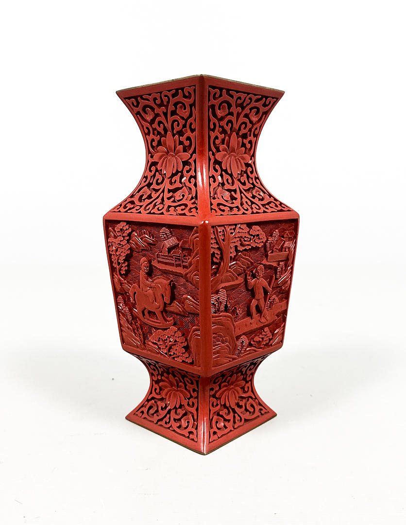 A vase, lacquerwork, China, 20th century.