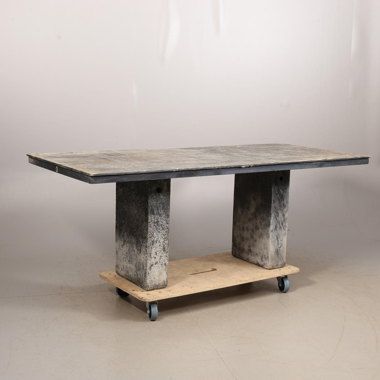 TABLE/INDUSTRIAL TABLE, wood/concrete.