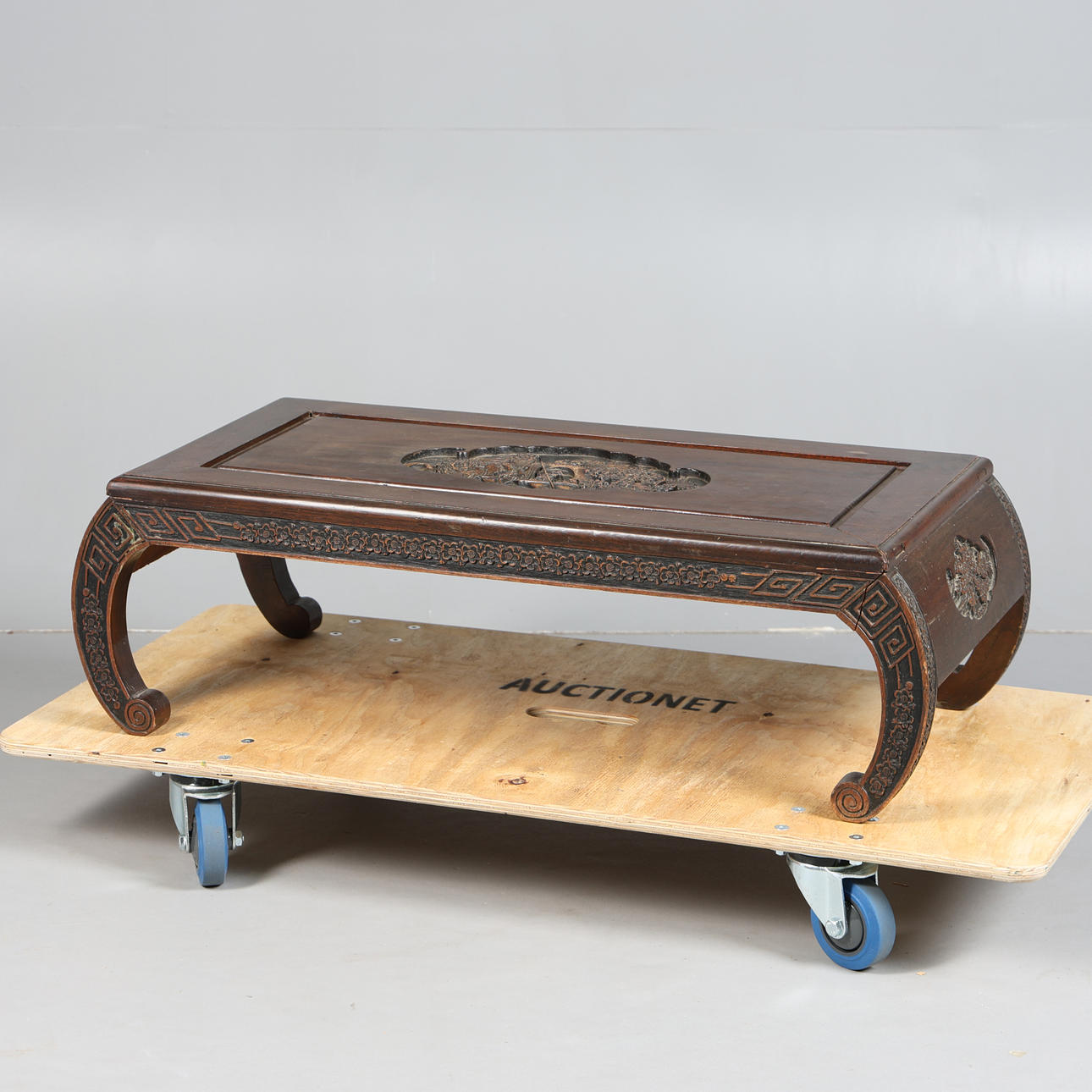 EIN CHINESISCHER COUCHTISCH AUS GESCHNITZTEM KAMPFERHOLZ.