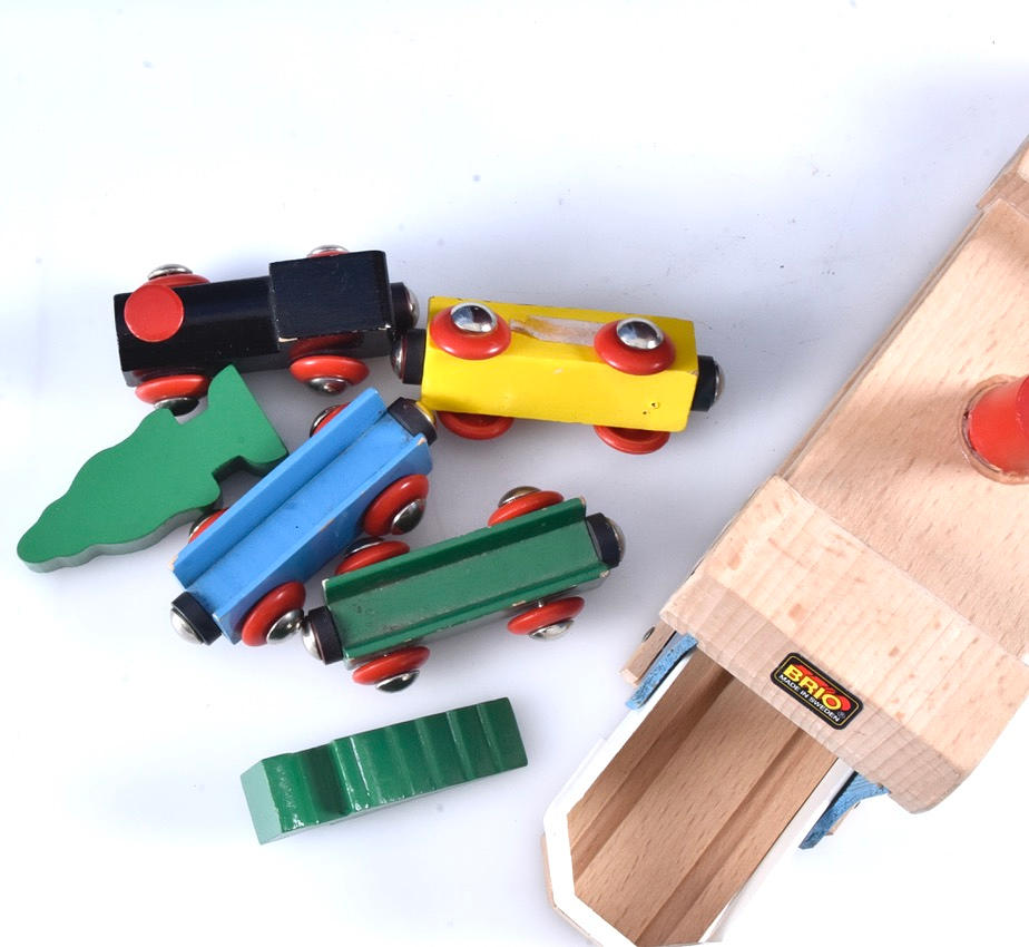 PARTY TOYS, Train tracks and bricks.