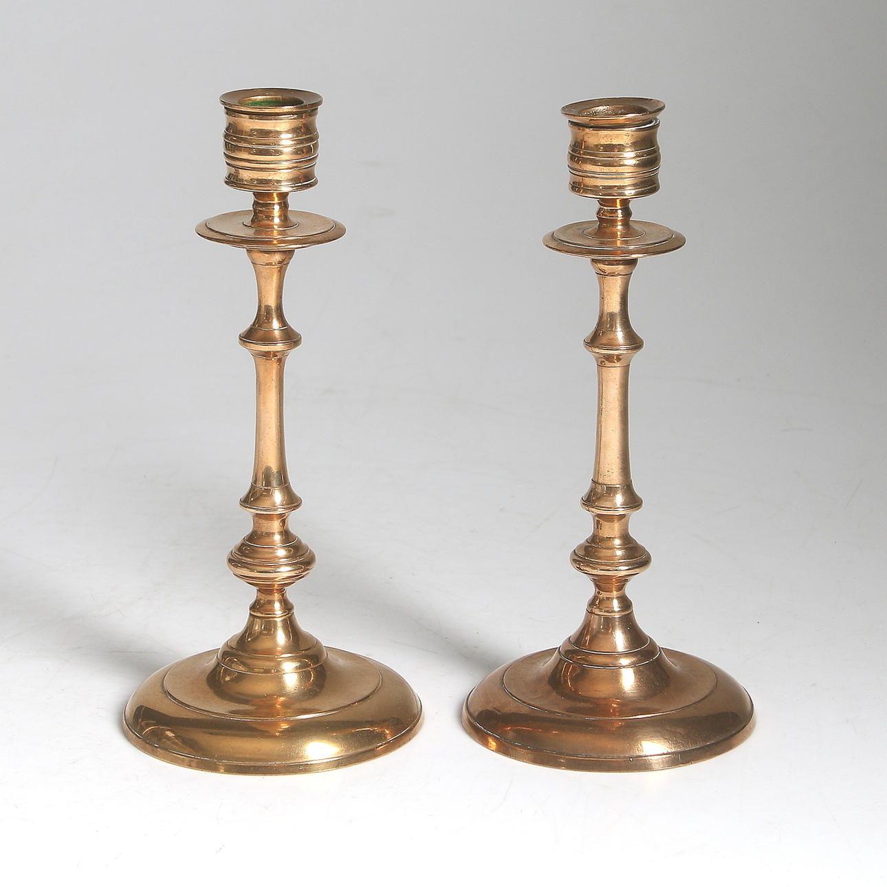 LJUSSTAKAR, 2 st, mässing, bl.a. Westerås metallfabrik, 1800.talets mitt.