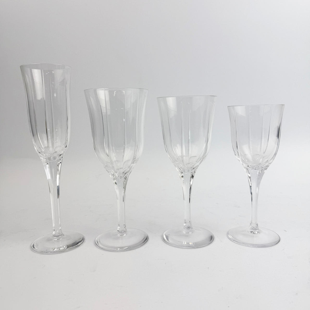 EINE SAMMLUNG VON GESCHLIFFENEM ATLANTIS-GLAS. (45).