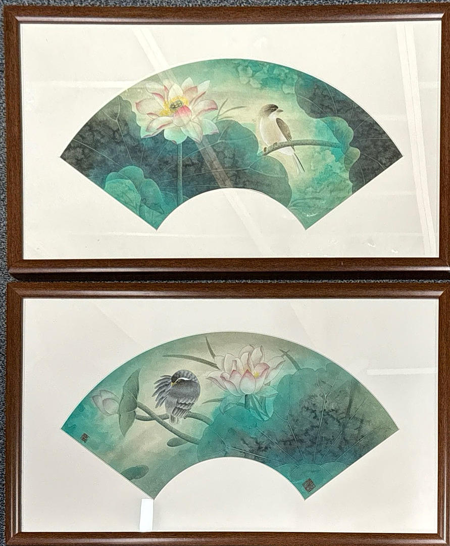 PAR KINESISKA HANDMÅLADE SOLFJÄDERFORMADE AKVARELLER.