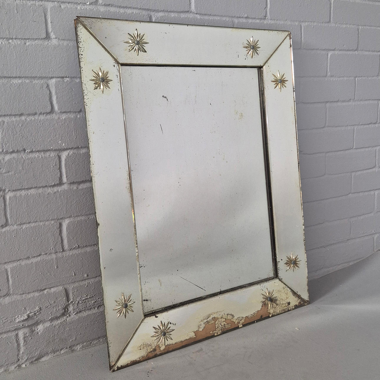 MID CENTURY WALL MIRROR WITH ETCHED DETAIL.