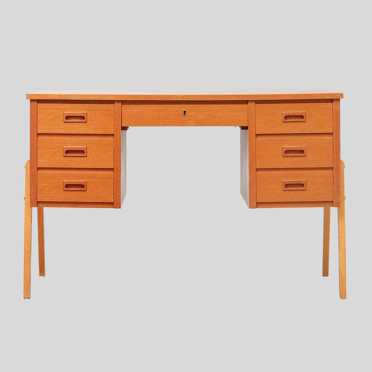 EIN SCHREIBTISCH AUS DEN 1960ER JAHREN.