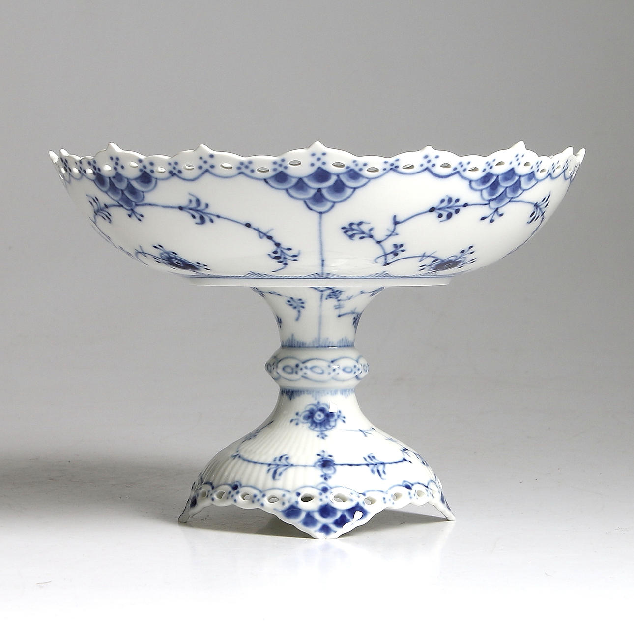 SKÅL PÅ FOT, porslin, no. 1020, "Musselmalet" helblond Royal Copenhagne Danmark.