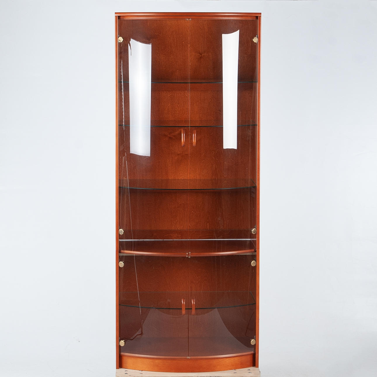 Vitrineskab med buede glasdøre og belysning.