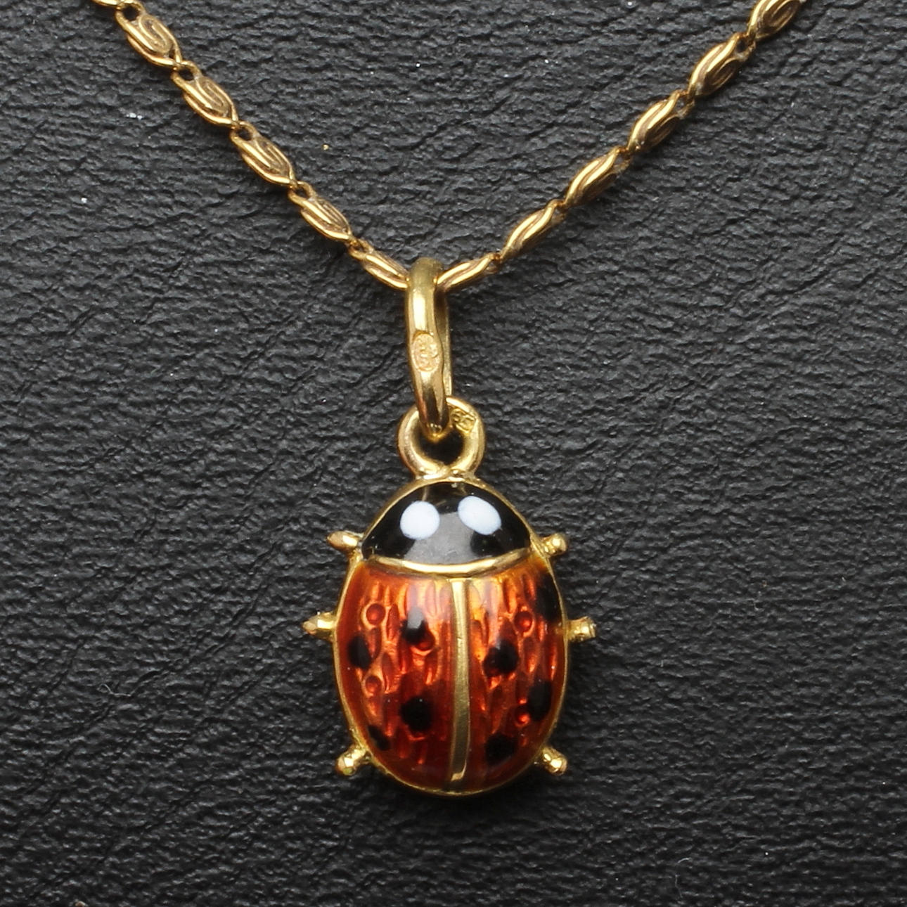 HÄNGE med emaljarbete samt HALSKEDJA, 18k guld, 1900-tal.