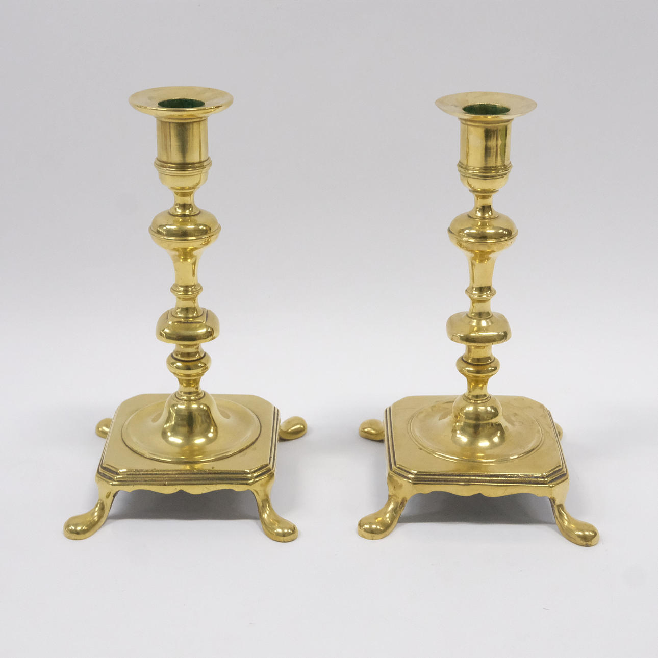ZWEI KERZENSTÄNDER, MESSING, BAROCKSTIL.