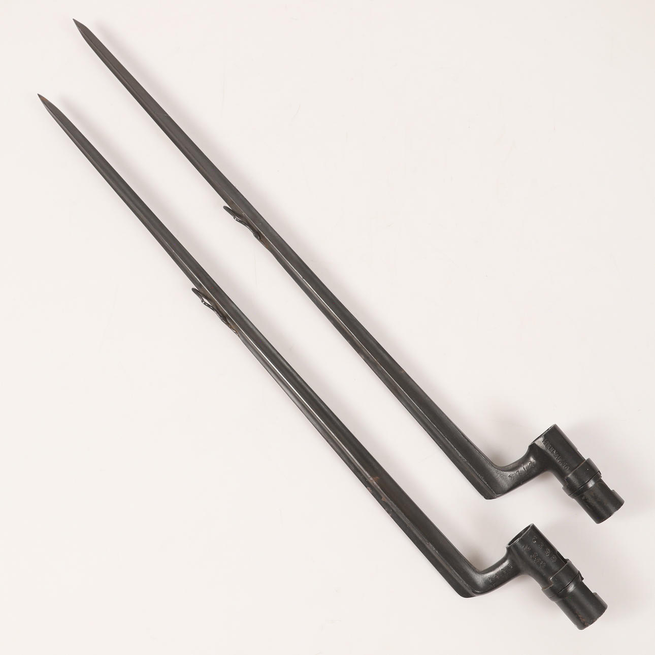 VÆGLYSESTAGER, 1 par, omarbejdede bajonetter.