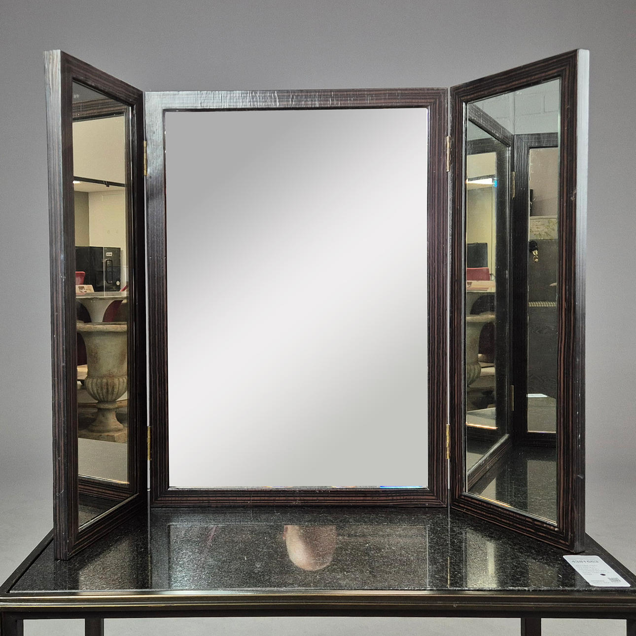 TRIPTYCH DRESSING MIRROR.