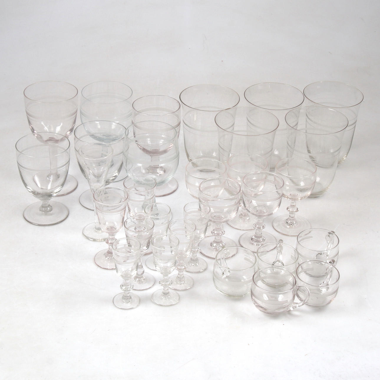 Ein Set von 30 Glasgeschirr, Rydbergsslimning, 18/1900.