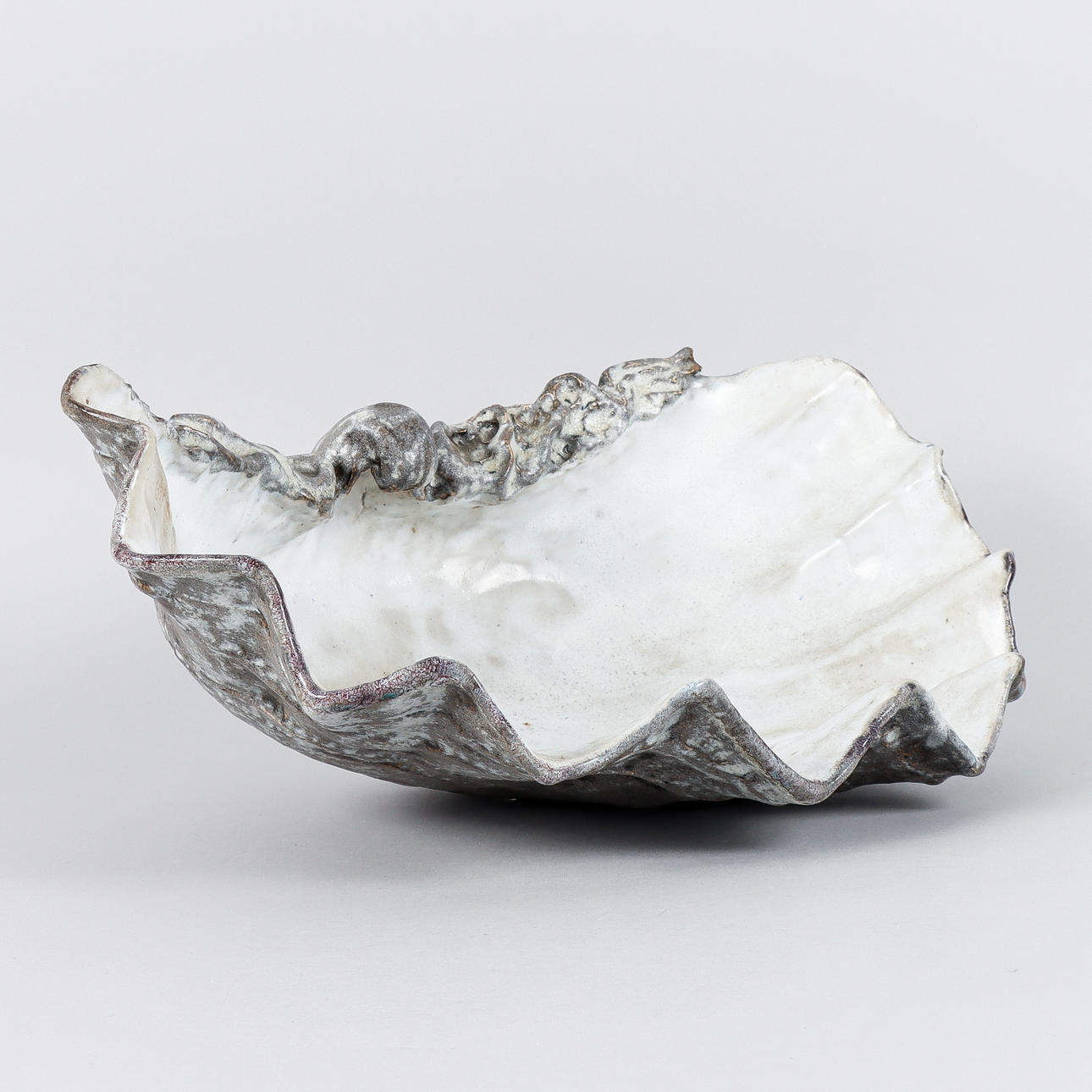 SHELL-SHAPED BOWL, glazed ceramic.
