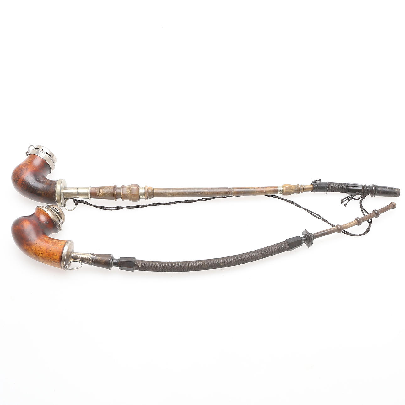 LÅNGPIPOR, 2 st, ena silverinfattad, 1900-talets första hälft.