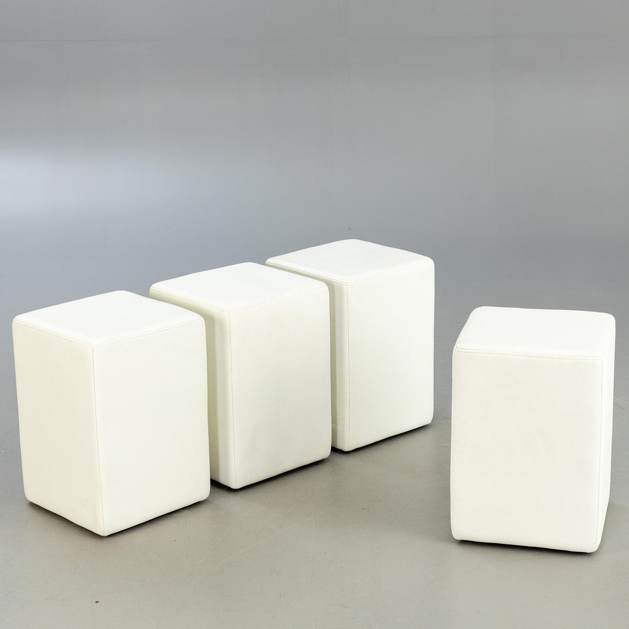 POMP, 4 Hocker, weißes Leder (4).