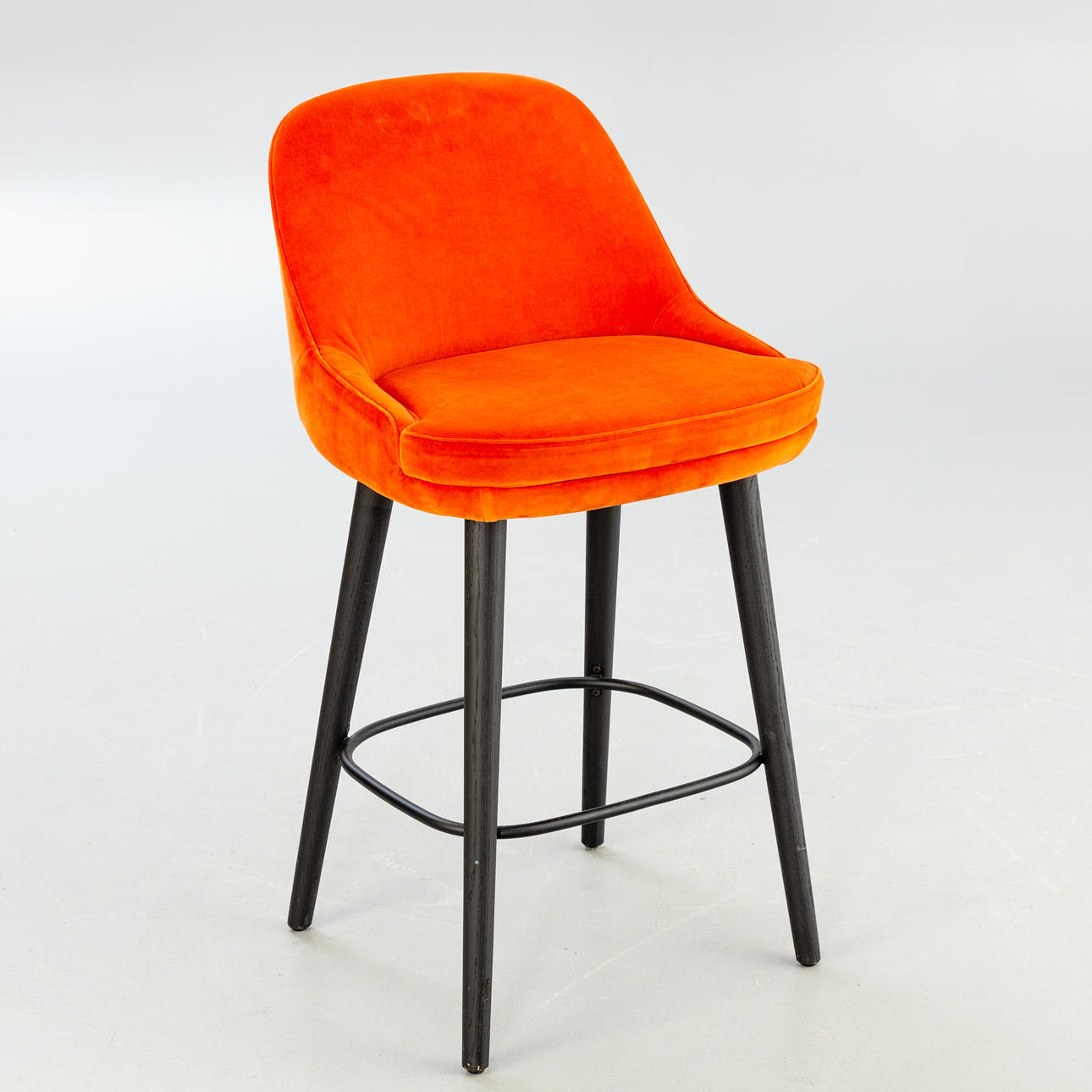 Walter Knoll, Barhocker mit rotem Samt, Modell 375.