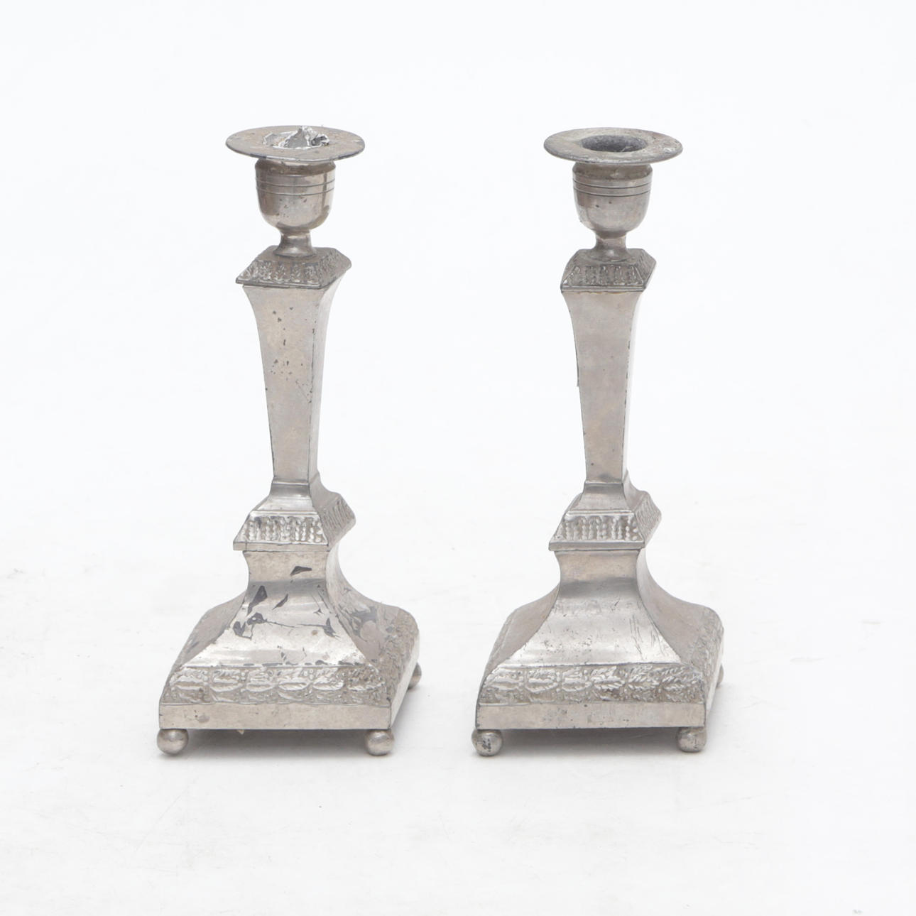 Un par de candelabros de metal.