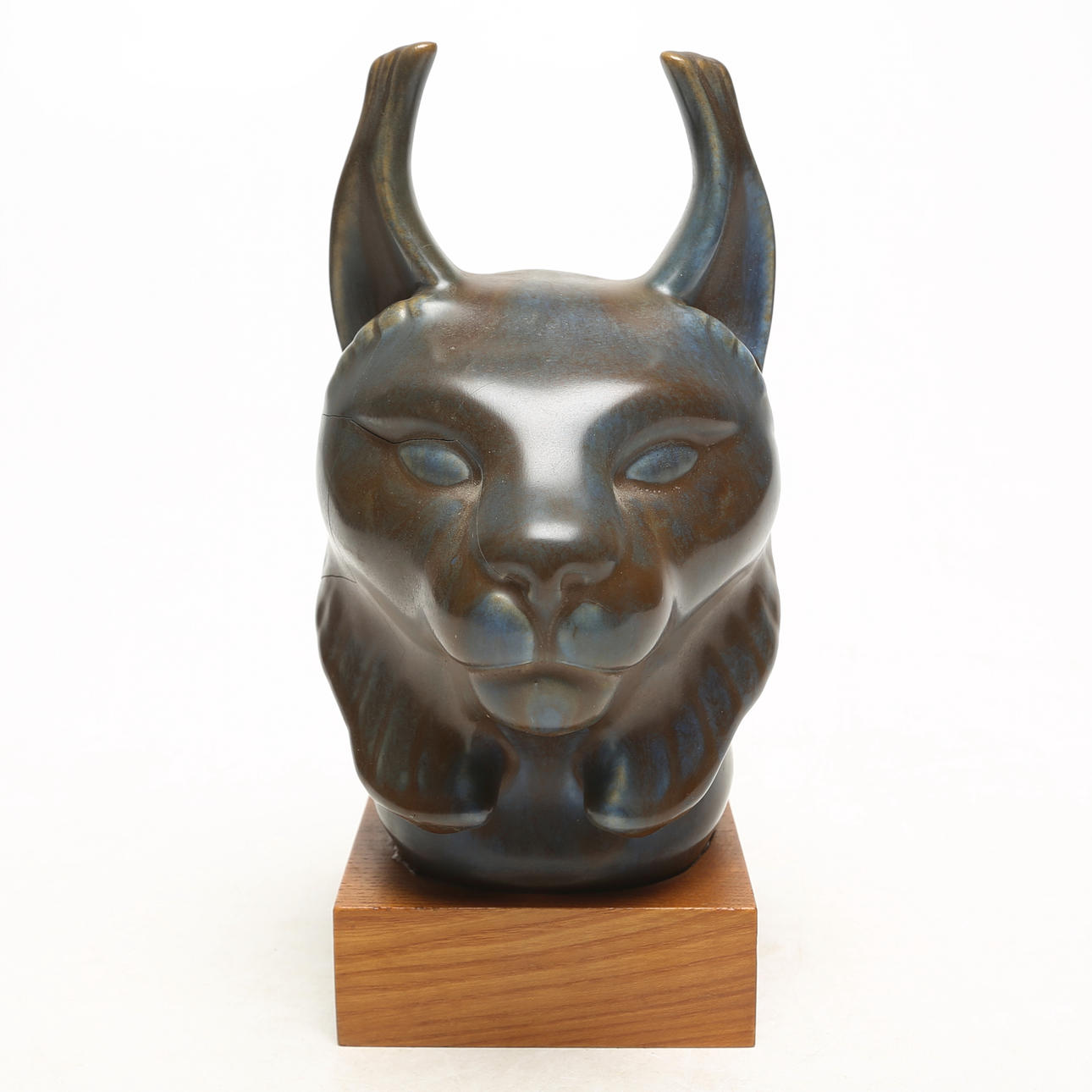 GUNNAR NYLUND. A ceramic sculpture, defect, on plinth, Rörstrand.