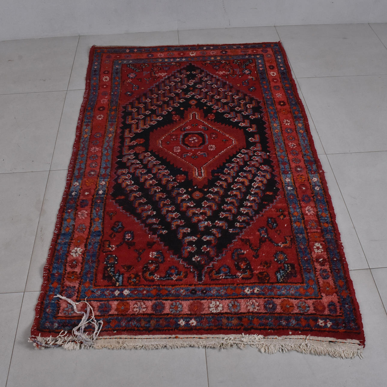 CARPET, hand-knotted, 180x105 cm.