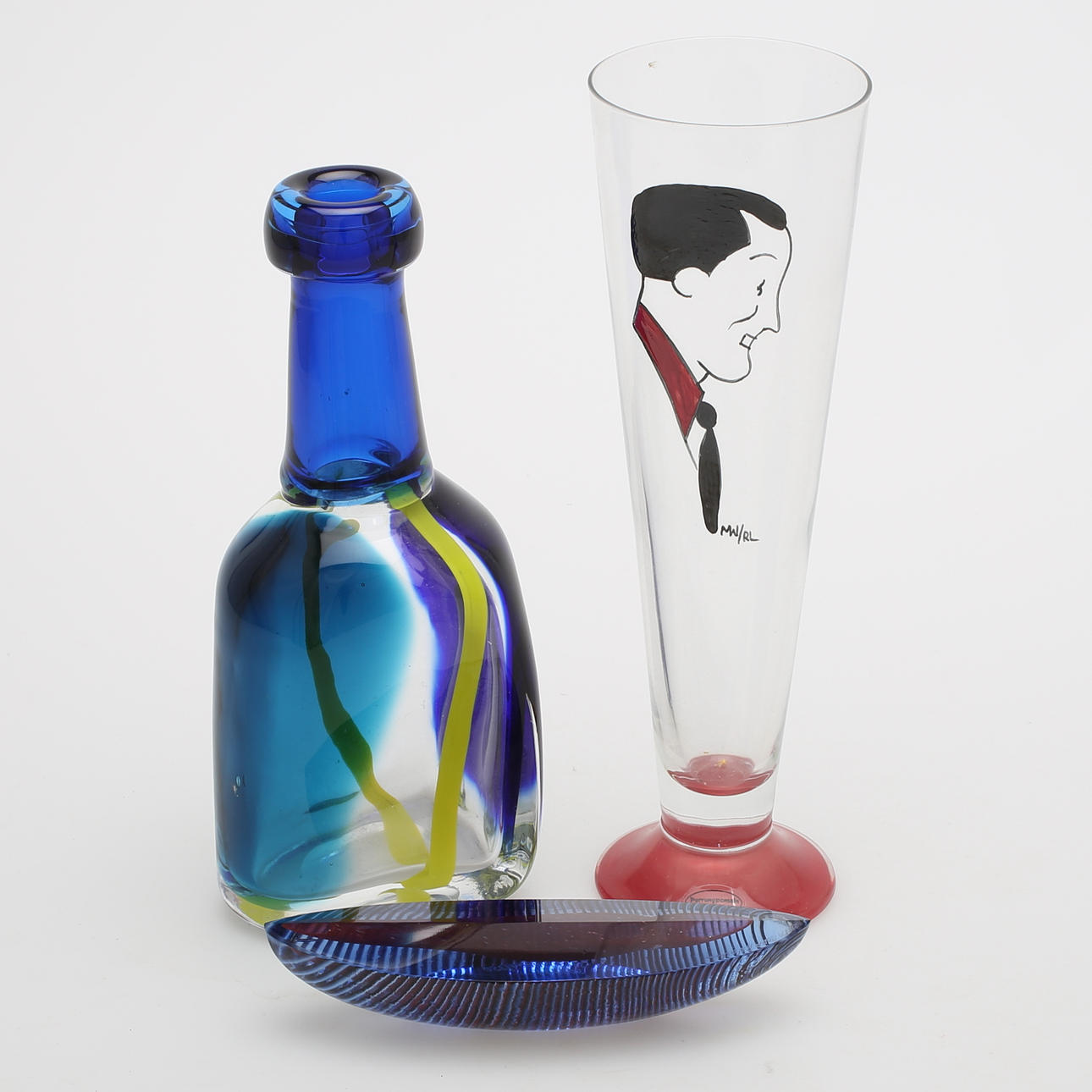 KONSTGLAS, 3 delar, bl.a båt Bertil Vallien Kosta Boda.