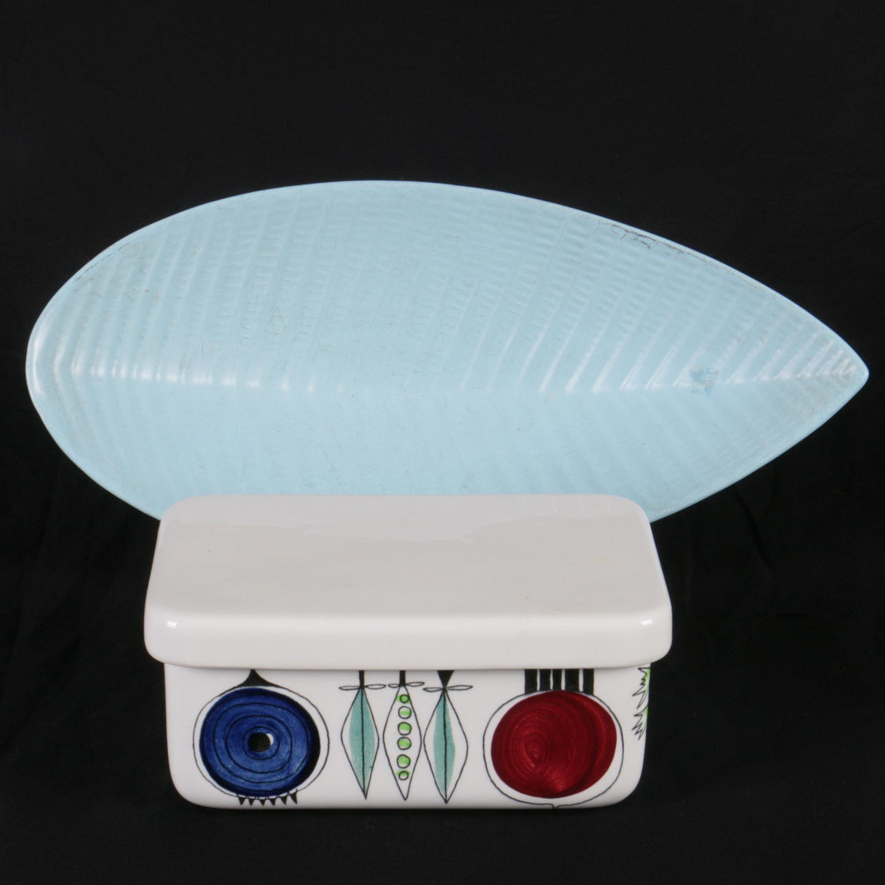 SMÖRASK, samt fat, porslin samt stengods, "Picknick" och "Reptil", Gustavsberg och Rörstrand.