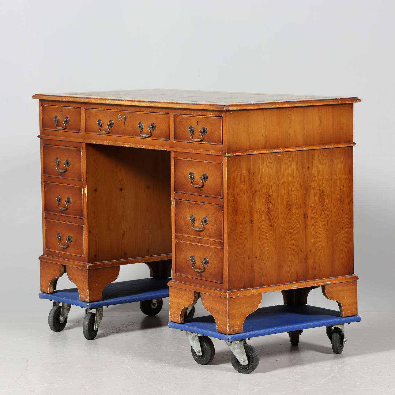 SCHREIBTISCH im englischen Stil.