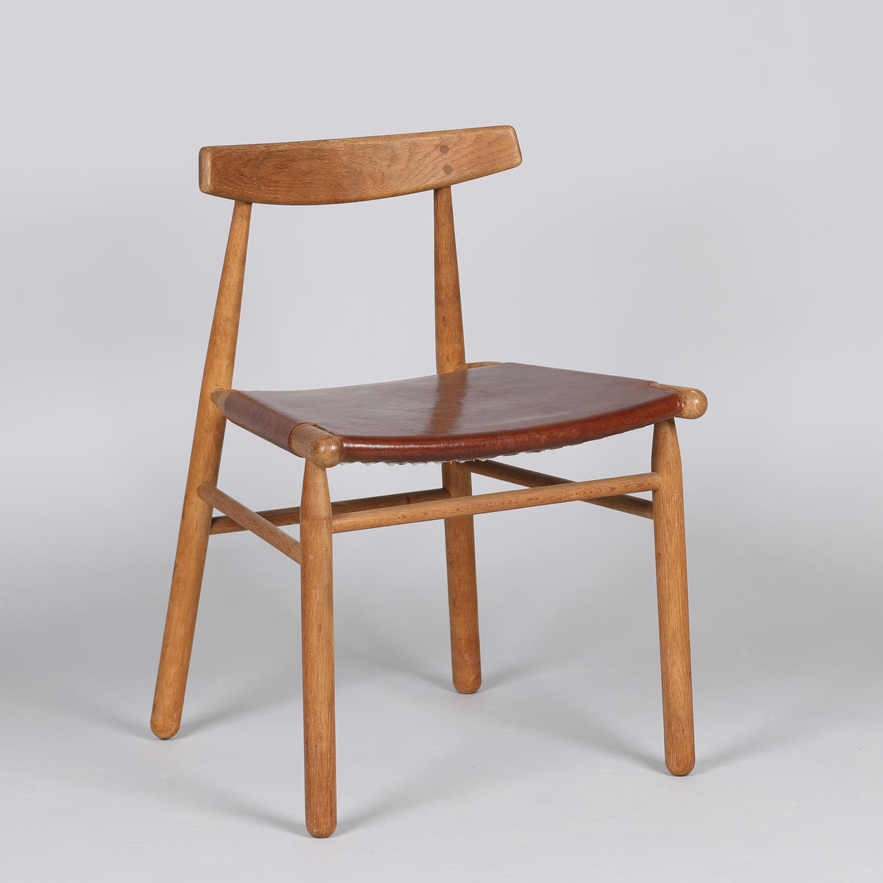 Dansk snedkermester, stol af massivt egetræ og kernelæder, Danmark, 1900-tallets anden halvdel.